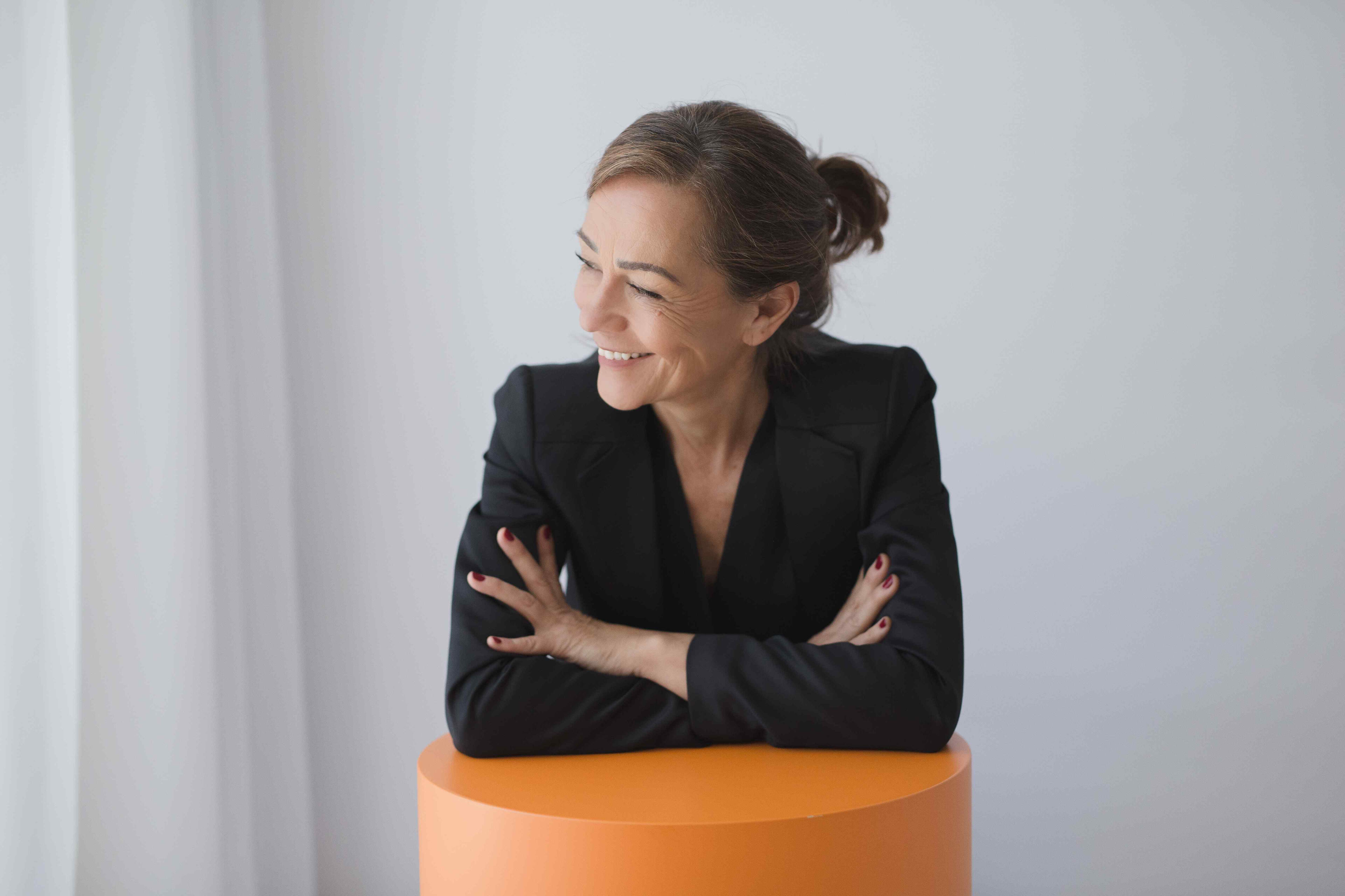 Ritratto Ritratto autentico di donna over 50, posa naturale, espressione forte e consapevole